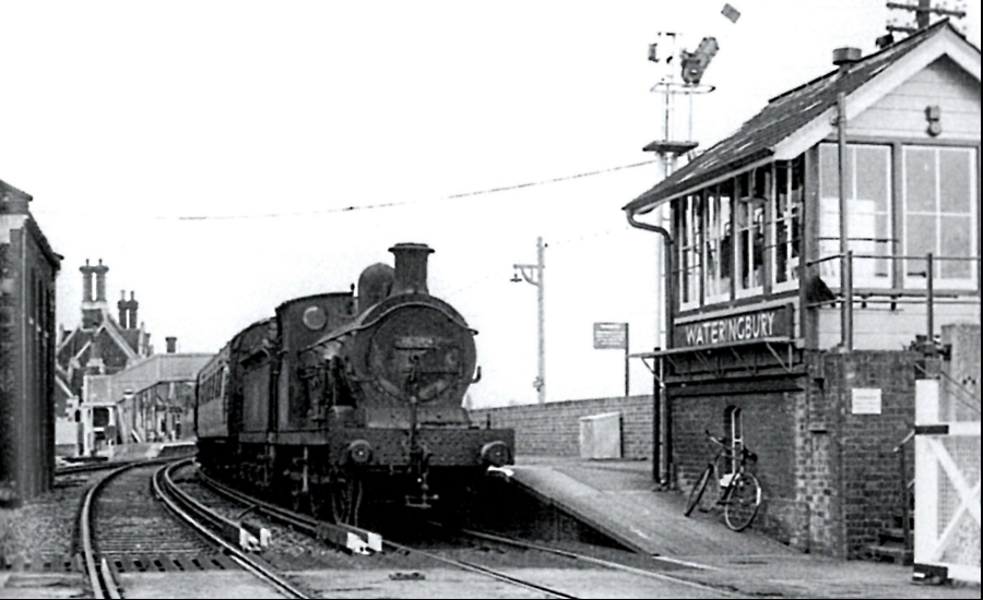 A black and white picture of a steam locomotive leaving Wateringbury Station 